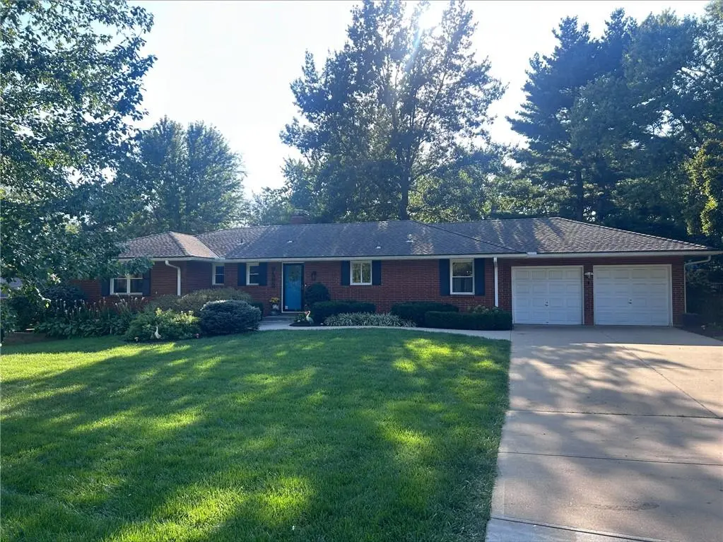 9500 Meadow LN, Leawood, KS 66206