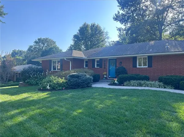 9500 Meadow LN, Leawood, KS 66206
