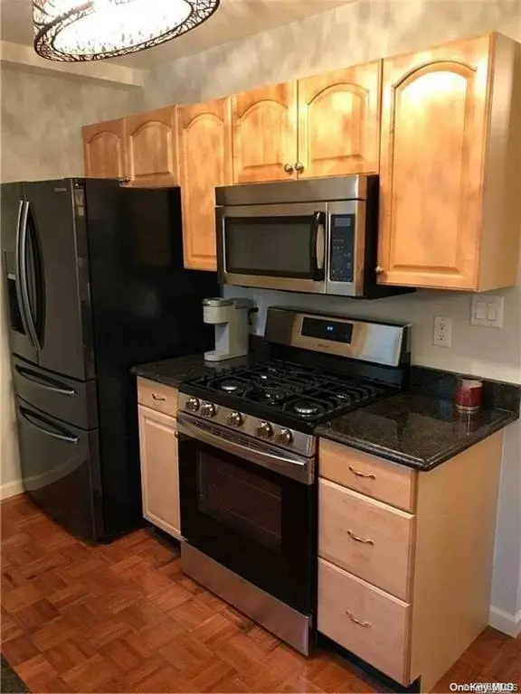 59 Sintsink DR #B, Port Washington, NY 11050
