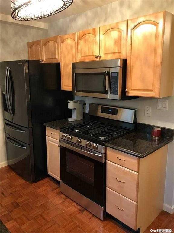 59 Sintsink DR #B, Port Washington, NY 11050