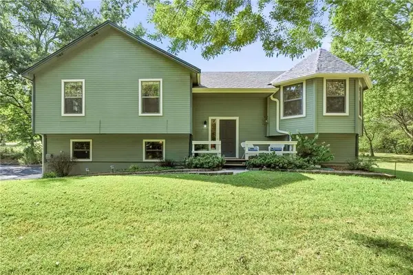 21820 S Martha RD, Peculiar, MO 64078