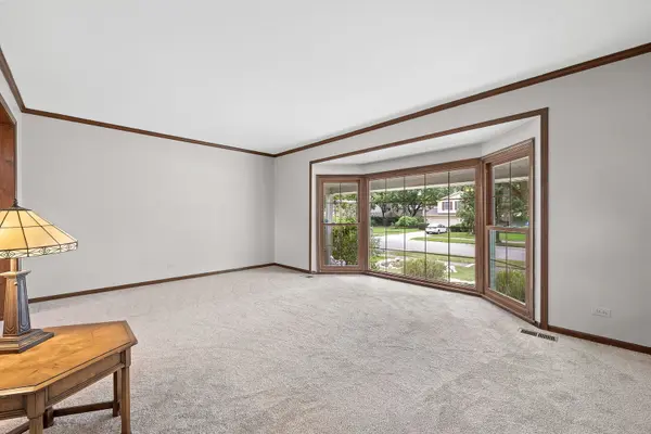 601 Menominee LN, Naperville, IL 60563