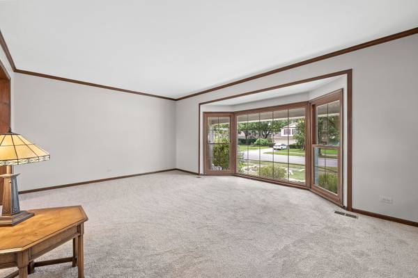 601 Menominee LN, Naperville, IL 60563
