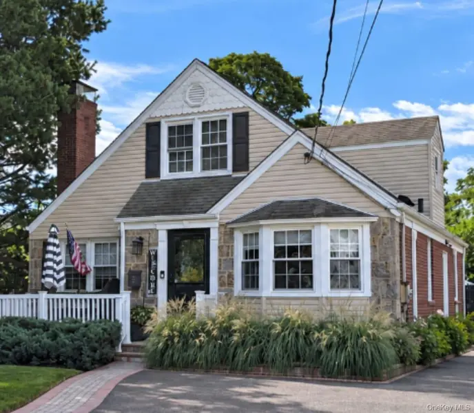 2 Windsor PL, Lynbrook, NY 11563