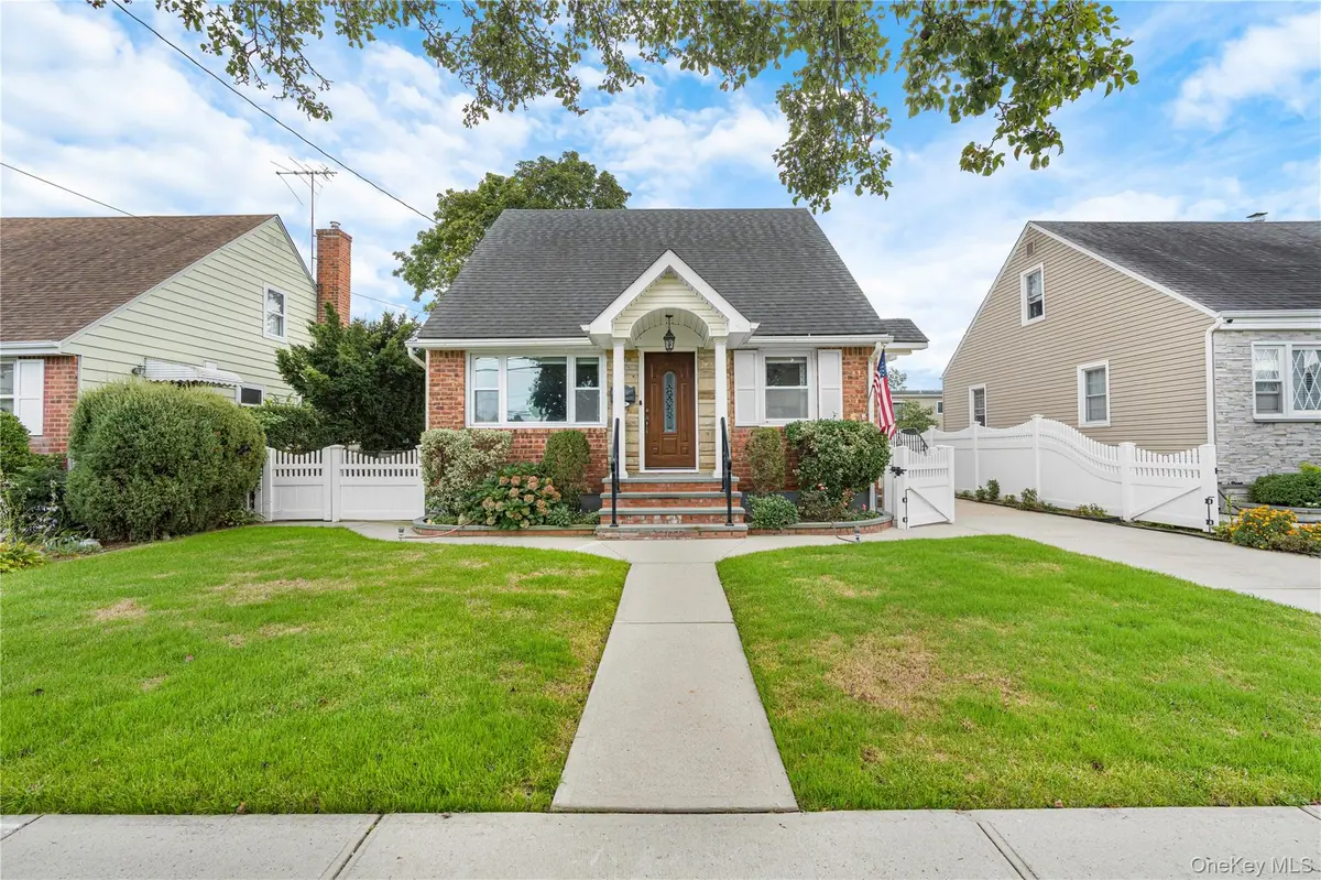 159 Raff AVE, Mineola, NY 11501