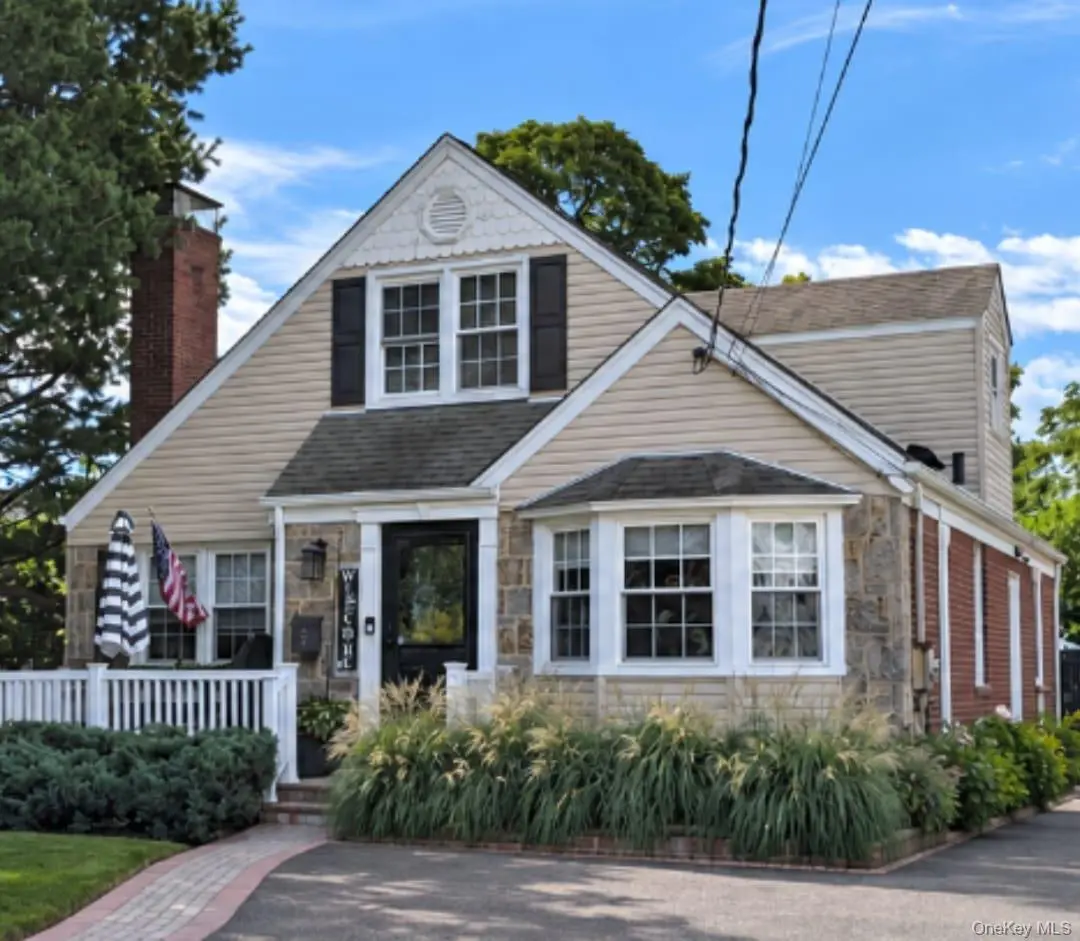 2 Windsor PL, Lynbrook, NY 11563