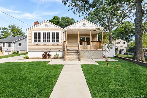 271 Adirondack DR, Selden, NY 11784