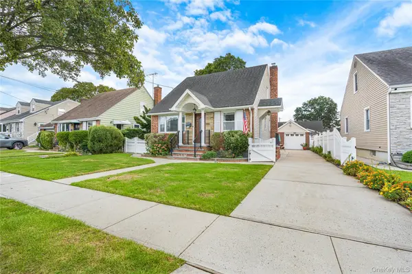 159 Raff AVE, Mineola, NY 11501