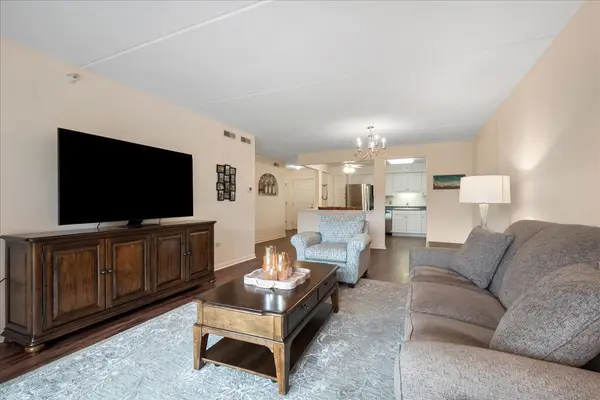 6801 N Milwaukee AVE #402, Niles, IL 60714