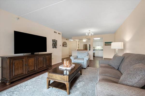 6801 N Milwaukee AVE #402, Niles, IL 60714