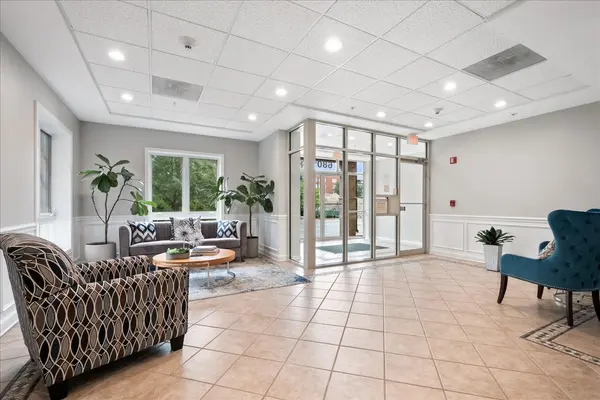 6801 N Milwaukee AVE #402, Niles, IL 60714