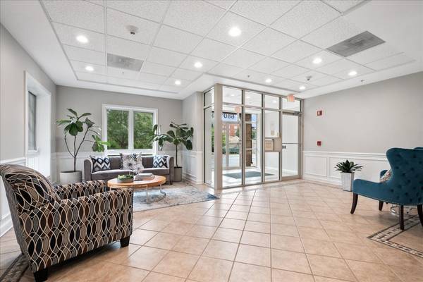 6801 N Milwaukee AVE #402, Niles, IL 60714