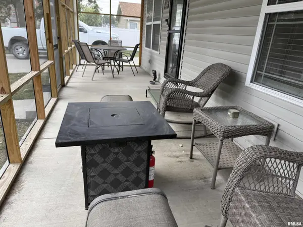 105 S MADISON ST, Taylorville, IL 62568