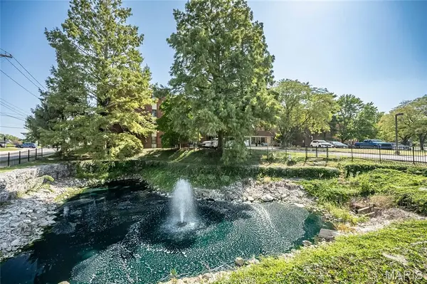 590 Sarah LN #401, St Louis, MO 63141