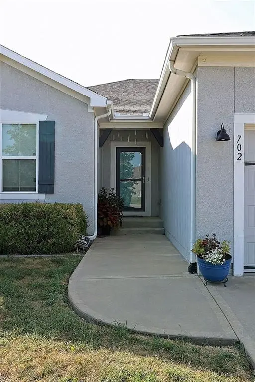 702 Andy CT, Belton, MO 64012