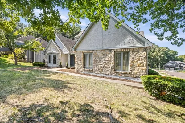 10546 Westgate ST, Overland Park, KS 66215