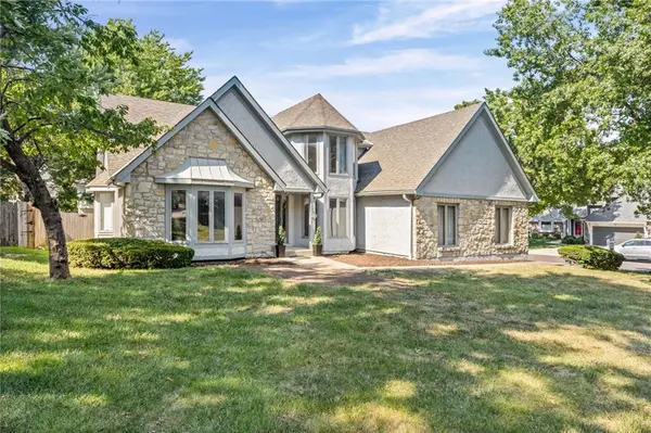 10546 Westgate ST, Overland Park, KS 66215