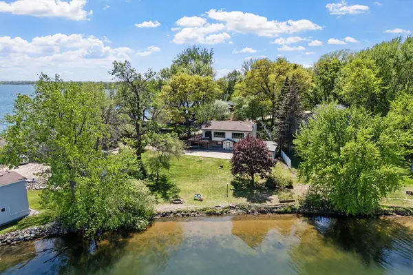 9984 Bonnie Glen Pkwy, Chisago City, MN 55013