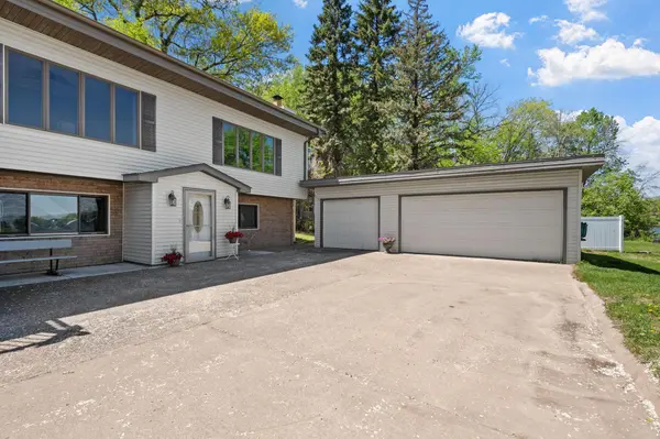 9984 Bonnie Glen Pkwy, Chisago City, MN 55013