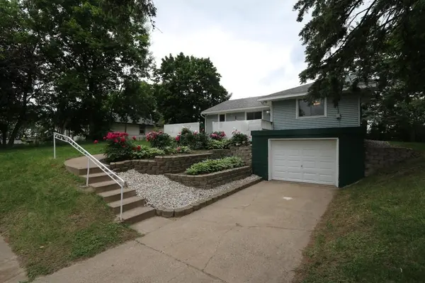1256 Highway 36 W, Roseville, MN 55113