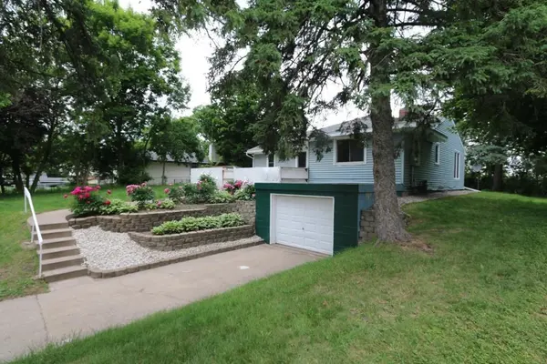 1256 Highway 36 W, Roseville, MN 55113
