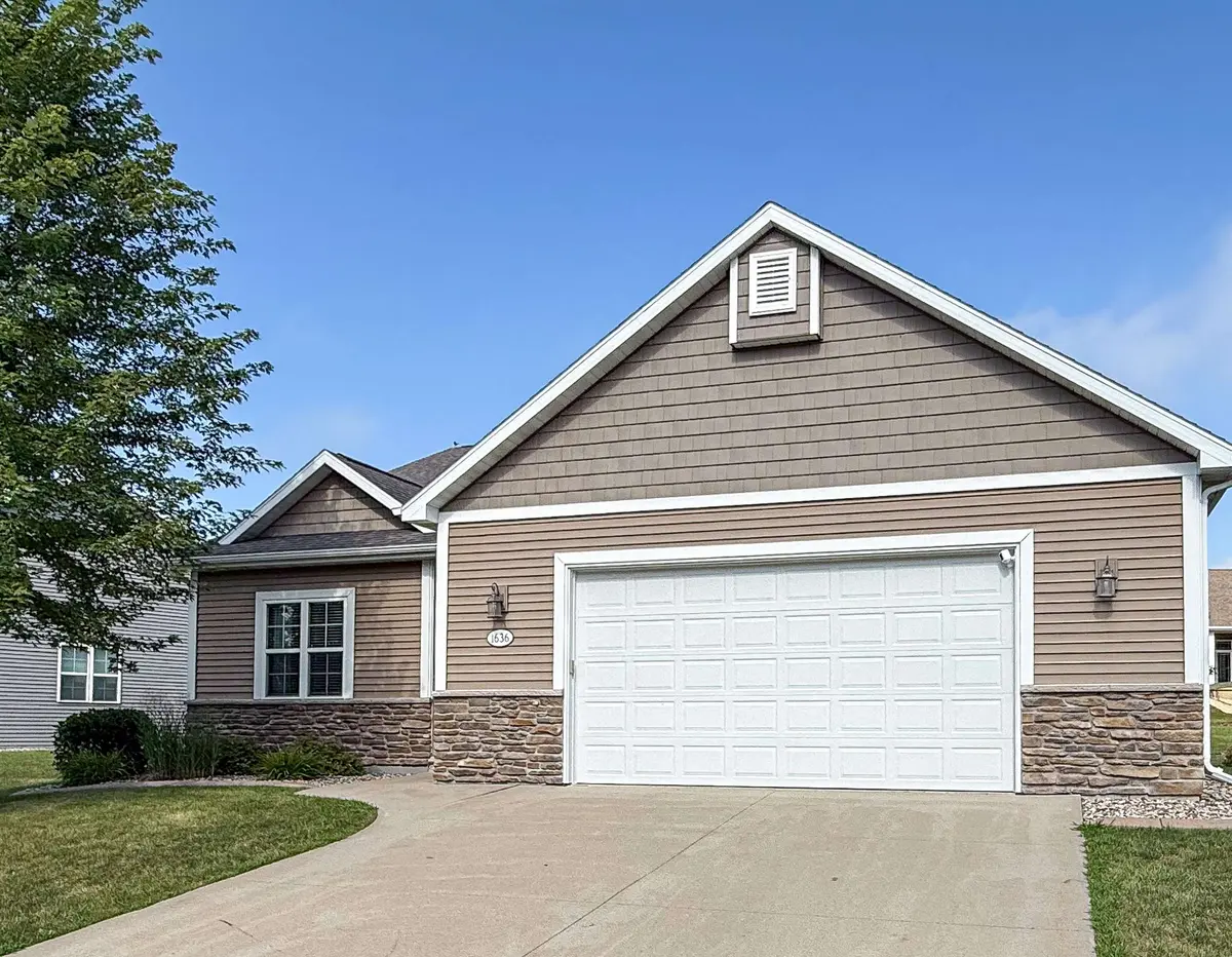 1636 OAK HOLLOW LN, Neenah, WI 54956