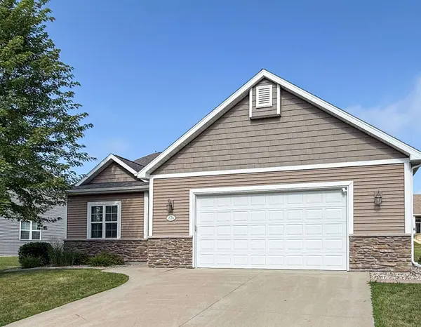 1636 OAK HOLLOW LN, Neenah, WI 54956