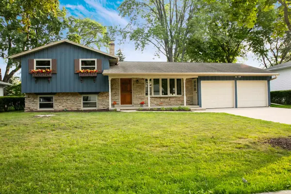 1255 APRIL LN, Green Bay, WI 54304-4038