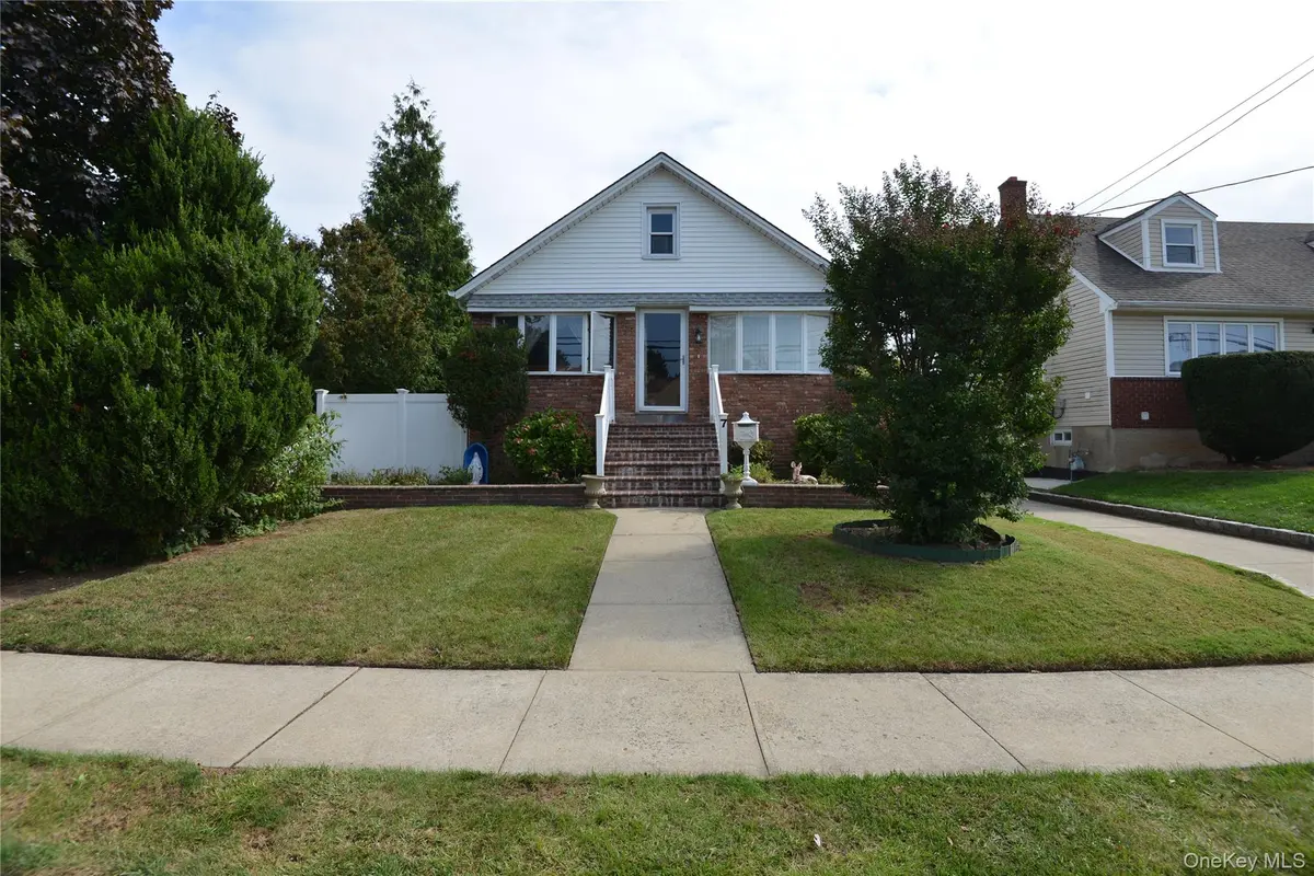 7 S Bay AVE, Freeport, NY 11520