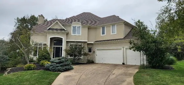 11013 S Glenview LN, Olathe, KS 66061