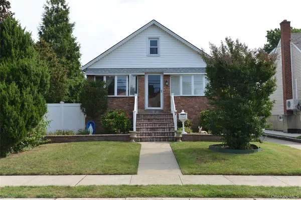 7 S Bay AVE, Freeport, NY 11520