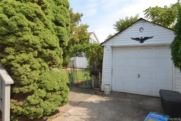 7 S Bay AVE, Freeport, NY 11520
