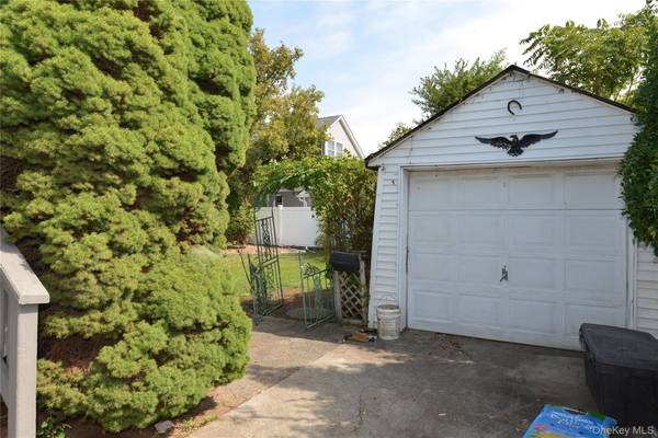 7 S Bay AVE, Freeport, NY 11520