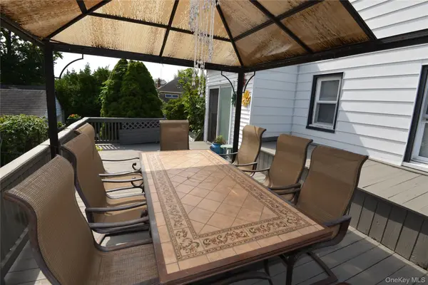 7 S Bay AVE, Freeport, NY 11520
