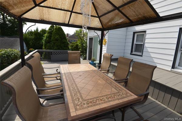7 S Bay AVE, Freeport, NY 11520