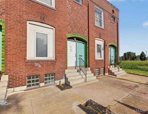 2703 N Spring AVE, St Louis, MO 63113