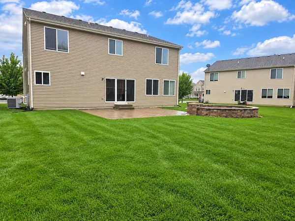 202 Minuet CIR, Volo, IL 60073