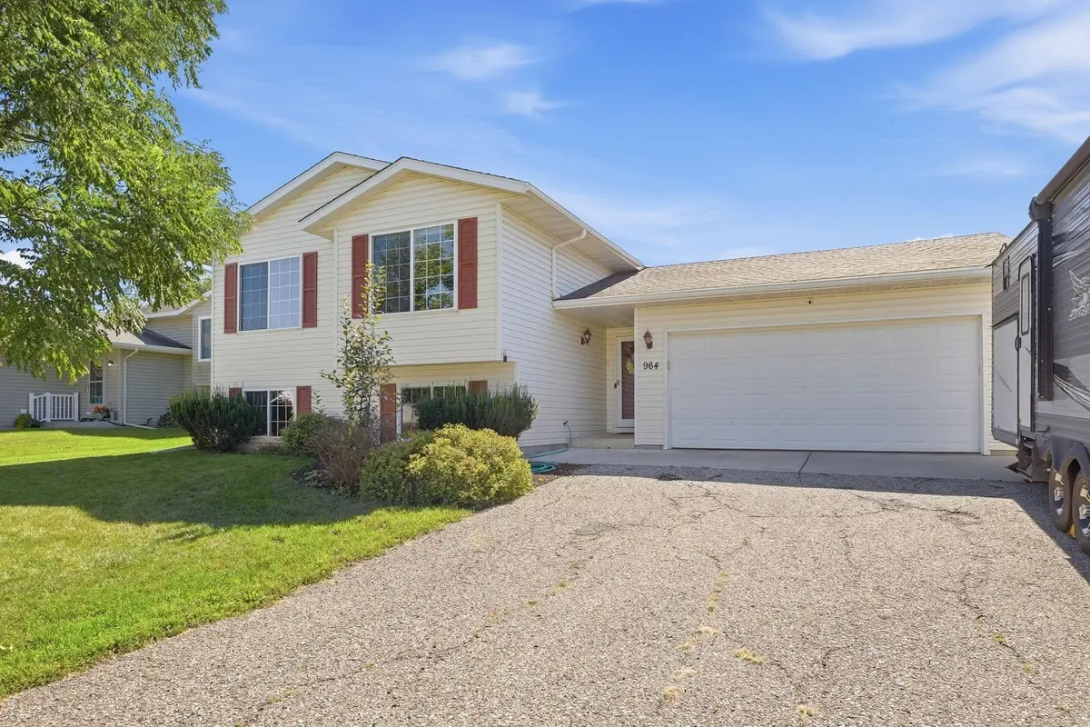 964 7th AVE NW, Hutchinson, MN 55350