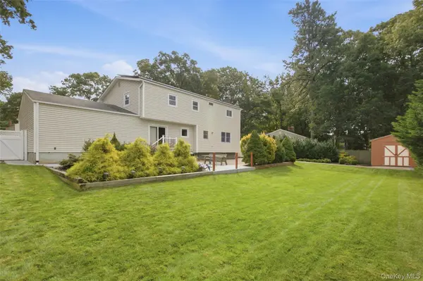 6 Stuyvesant CIR, East Setauket, NY 11733