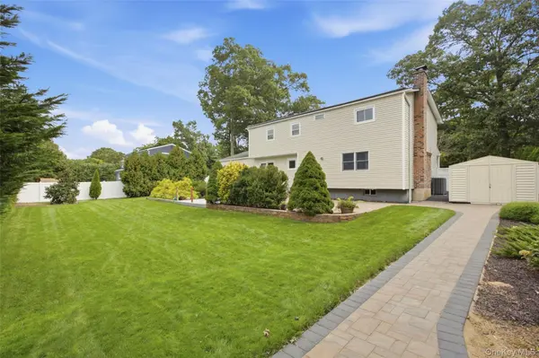 6 Stuyvesant CIR, East Setauket, NY 11733