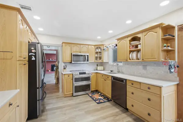 6 Stuyvesant CIR, East Setauket, NY 11733