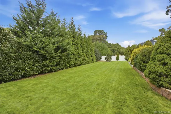 6 Stuyvesant CIR, East Setauket, NY 11733