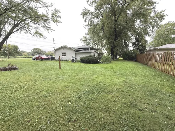 955 Silver Lake RD, Cary, IL 60013