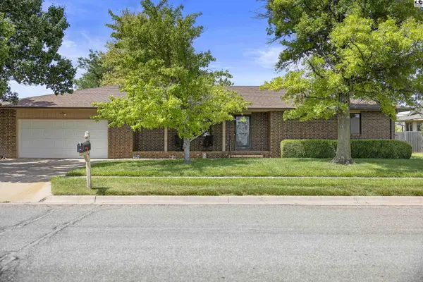 1310 Wheatland Dr, Hutchinson, KS 67502