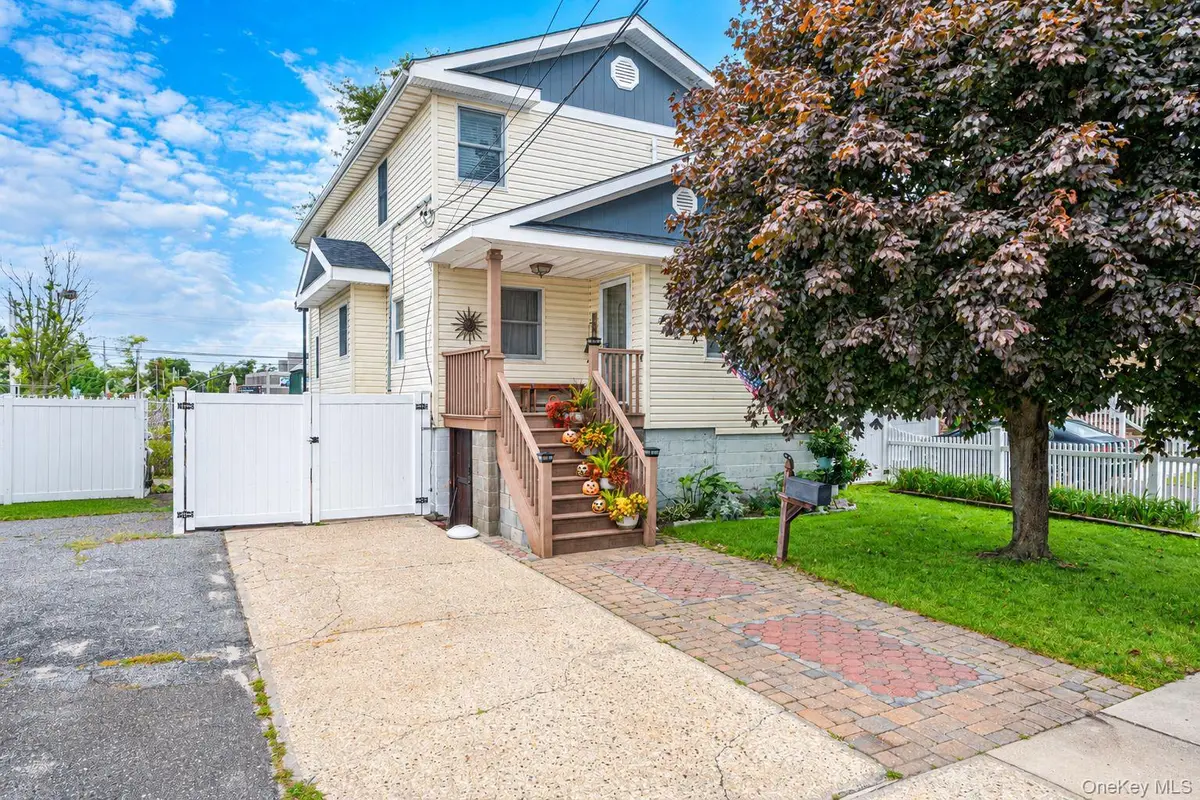 9 Perry PL, Lindenhurst, NY 11757
