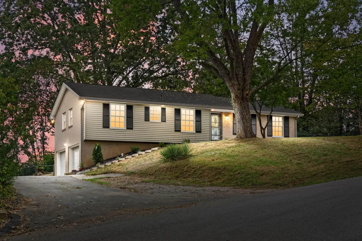 916 Beacon Dr, Clarksville, TN 37043