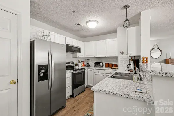 2012 Salem Bluff DR #812, Winston Salem, NC 27127
