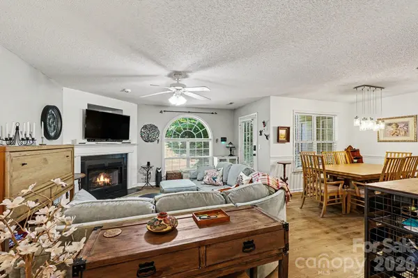 2012 Salem Bluff DR #812, Winston Salem, NC 27127