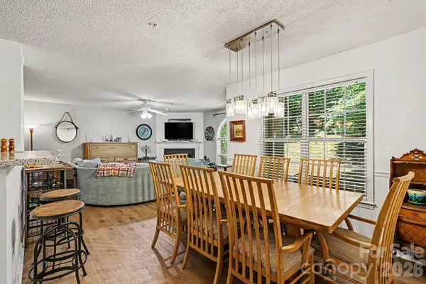 2012 Salem Bluff DR #812, Winston Salem, NC 27127