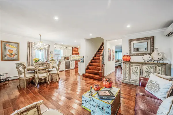 9 Perry PL, Lindenhurst, NY 11757
